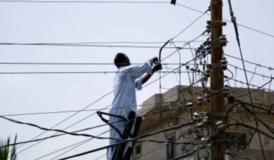 بجلی چوری پر پورے گاؤں کی بجلی کاٹ دی گئی 1 بجلی چوری پر پورے گاؤں کی بجلی کاٹ دی گئی