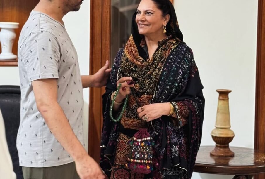 مشہور اداکار کی والدہ نے بھی اداکاری میں قدم رکھ دیا