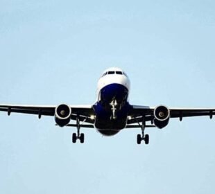 کاک پٹ کا دروازہ کھلا رکھنے پر پائلٹ معطل