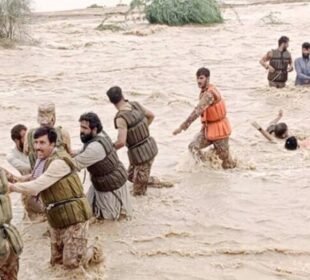 سیلاب زدہ علاقوں میں پاک فوج کی طرف سے راشن کی تقسیم 5 سیلاب زدہ علاقوں میں پاک فوج کی طرف سے راشن کی تقسیم