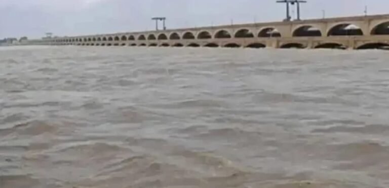 IMG-20250818-WA0002بارشوں سے دریائے سندھ میں طغیانی