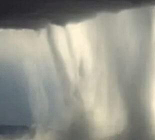 صوابی میں کلاؤڈ برسٹ سے 12 گھر تباہ 10 صوابی میں کلاؤڈ برسٹ سے 12 گھر تباہ