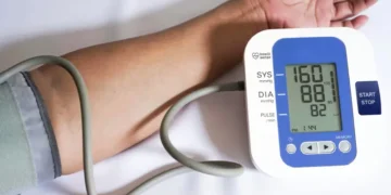 "گھر پر بلڈ پریشر چیک کرنا: احتیاط، آگاہی اور اعتماد"