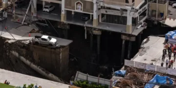 تھائی لینڈ: بنکاک میں زمین دھنسنے کا ہولناک واقعہ، علاقہ زیر آب آ گیا 39 تھائی لینڈ: بنکاک میں زمین دھنسنے کا ہولناک واقعہ، علاقہ زیر آب آ گیا