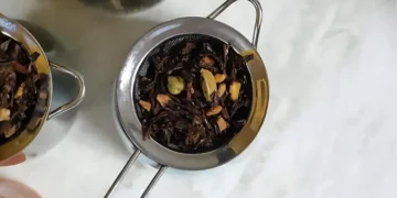 بچی ہوئی چائے کی پتی کے 6 دلچسپ اور مفید استعمال 14 بچی ہوئی چائے کی پتی کے 6 دلچسپ اور مفید استعمال