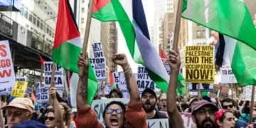 "غزہ کے قصائی کو گرفتار کرو" ، نیویارک کی گلیوں میں صدائیں 6 "غزہ کے قصائی کو گرفتار کرو" ، نیویارک کی گلیوں میں صدائیں