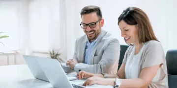 ملازم سے محبت مہنگی پڑ گئی، باس کی کروڑوں کی رقم ڈوب گئی