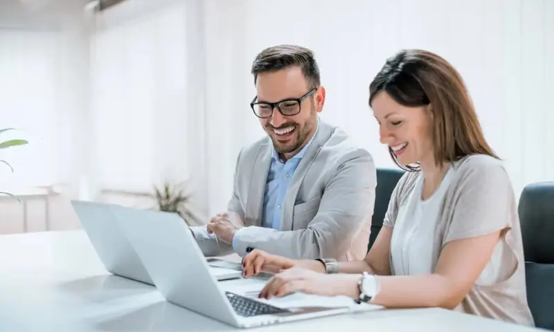 ملازم سے محبت مہنگی پڑ گئی، باس کی کروڑوں کی رقم ڈوب گئی