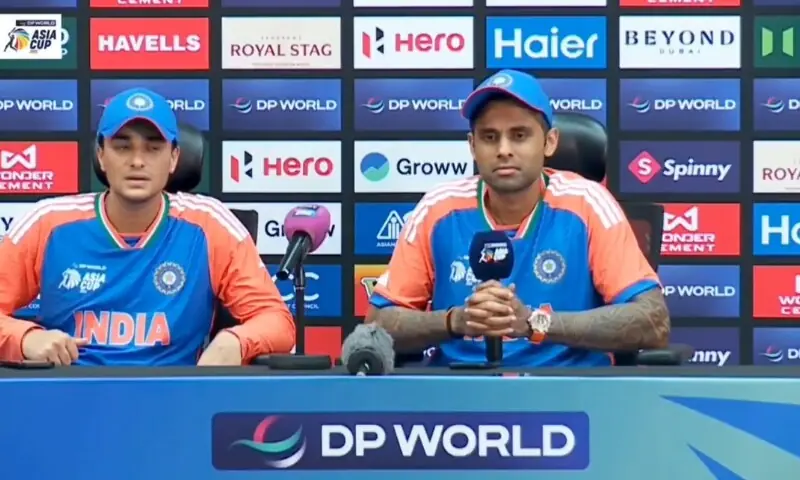 "کھیل میں سیاست کیوں؟ صحافی کے تند سوال پر سوریا کمار بوکھلا گئے"