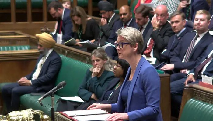 برطانیہ میں پناہ گزینوں کے لیے خاندان بلانے کی درخواستوں پر عارضی پابندی