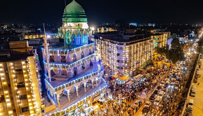 سرورِدو عالم ﷺ کی ولادت کا دن عقیدت و احترام سےمنایاجارہا ہے