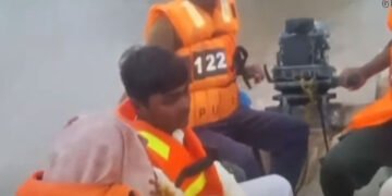 سیلاب زدہ گاؤں میں انوکھی شادی، دلہا کشتی پر دلہن لینے پہنچا