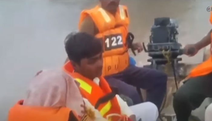 سیلاب زدہ گاؤں میں انوکھی شادی، دلہا کشتی پر دلہن لینے پہنچا