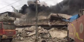 فیکٹری میں آگ لگنے سے عمارت زمین بوس، آٹھ فائر فائٹرز زخمی