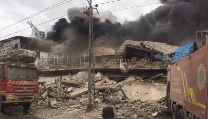 فیکٹری میں آگ لگنے سے عمارت زمین بوس، آٹھ فائر فائٹرز زخمی