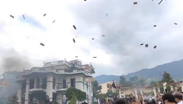 بدعنوانی کے خلاف تحریک زوروں پر، وزرا کے گھروں پر حملے