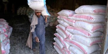 لاہور میں آٹے کی قیمتیں قابو سے باہر