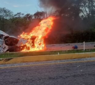 خوفناک ٹریفک حادثہ، 15 افراد جان کی بازی ہار گئے 10 خوفناک ٹریفک حادثہ، 15 افراد جان کی بازی ہار گئے