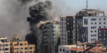 غزہ میں اسرائیلی فضائی حملے جاری، عمارتیں ملبے کا ڈھیر