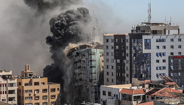 غزہ میں اسرائیلی فضائی حملے جاری، عمارتیں ملبے کا ڈھیر