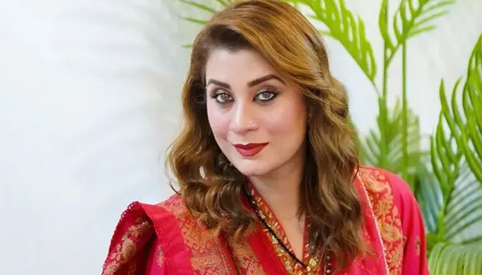 سارہ عمیر نے محسن طلعت سے علیحدگی کا اعتراف کر لیا