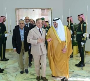 وزیراعظم شہباز شریف کا سعودی عرب دورہ مکمل، لندن روانہ 10 وزیراعظم شہباز شریف کا سعودی عرب دورہ مکمل، لندن روانہ