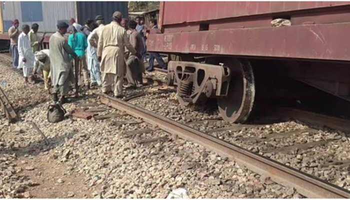 کوٹری اور بولاری اسٹیشن کے درمیان مال گاڑی کی چھ بوگیاں پٹڑی سے اتر گئیں