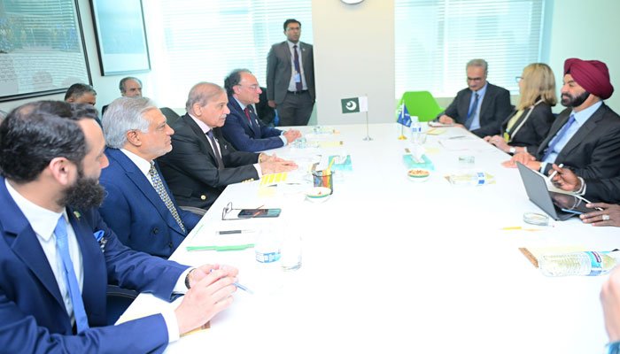 وزیراعظم شہباز شریف اور ورلڈ بینک کے صدر کی ملاقات، اصلاحاتی اقدامات پر گفتگو