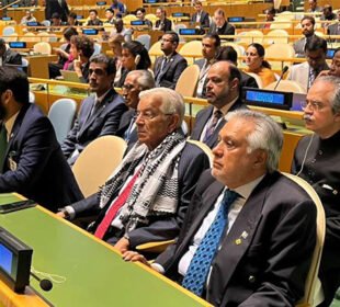 خواجہ آصف کا کوفیہ پہن کر فلسطینیوں سے اظہارِ یکجہتی