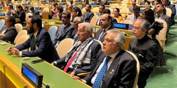 خواجہ آصف کا کوفیہ پہن کر فلسطینیوں سے اظہارِ یکجہتی 4 خواجہ آصف کا کوفیہ پہن کر فلسطینیوں سے اظہارِ یکجہتی