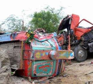 بس اور کار میں تصادم کے بعد آگ بھڑک اٹھی، 8 افراد جاں بحق 8 بس اور کار میں تصادم کے بعد آگ بھڑک اٹھی، 8 افراد جاں بحق