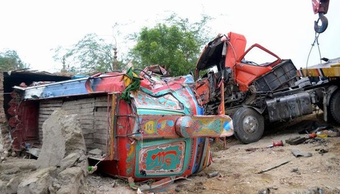 بس اور کار میں تصادم کے بعد آگ بھڑک اٹھی، 8 افراد جاں بحق