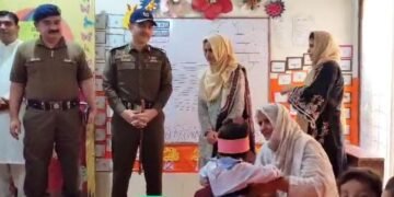 ڈی پی او اوکاڑہ کا خراجِ عقیدت: شہید کانسٹیبل کی بیٹی کو پروٹوکول کے ساتھ اسکول چھوڑا