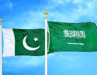 "ریاض کی بلندیوں پر پاکستانی اور سعودی پرچم: دوستی کا پائیدار پیغام"
