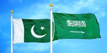 "ریاض کی بلندیوں پر پاکستانی اور سعودی پرچم: دوستی کا پائیدار پیغام"