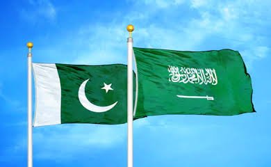 "ریاض کی بلندیوں پر پاکستانی اور سعودی پرچم: دوستی کا پائیدار پیغام"