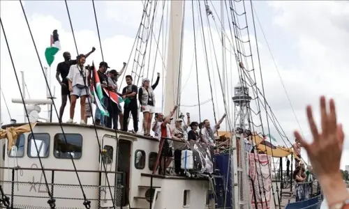 اسرائیلی وزیر کے سامنے گرفتار کارکنان کا ’فری فلسطین‘ کا نعرہ