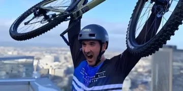 فرانسیسی سائیکلسٹ نے ایفل ٹاور پر سائیکل چلا کر نیا ریکارڈ قائم کر دیا