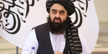 افغان وزیر خارجہ امیر خان متقی نئی دہلی پہنچ گئے، طالبان پرچم کا معاملہ سفارتی چیلنج بن گیا