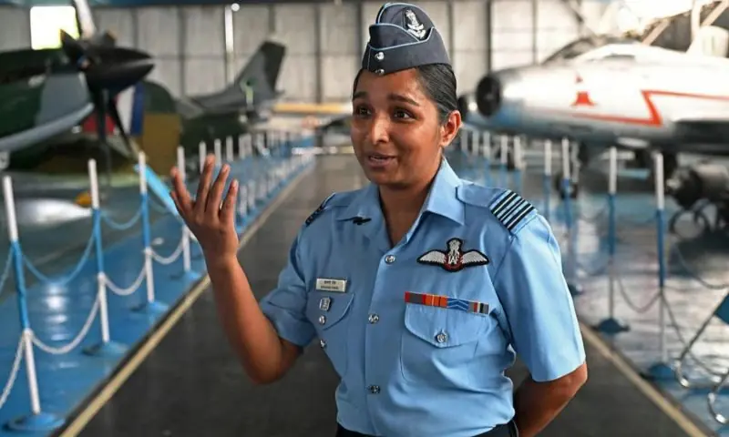 فضائی جھڑپوں کے بعد زیر بحث رہنے والی بھارتی پائلٹ کی حالیہ تصویر وائرل 1 فضائی جھڑپوں کے بعد زیر بحث رہنے والی بھارتی پائلٹ کی حالیہ تصویر وائرل