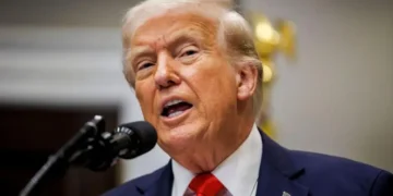 ٹرمپ کا انتباہ: غیر قانونی تارکینِ وطن کو دوبارہ داخلے پر 10 سال قید کی سزا دینے کا عندیہ 1 ٹرمپ کا انتباہ: غیر قانونی تارکینِ وطن کو دوبارہ داخلے پر 10 سال قید کی سزا دینے کا عندیہ