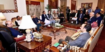 آزاد کشمیر میں بڑی سیاسی پیش رفت، پیپلز پارٹی نے حکومت بنانے کا فیصلہ کر لیا 11 آزاد کشمیر میں بڑی سیاسی پیش رفت، پیپلز پارٹی نے حکومت بنانے کا فیصلہ کر لیا