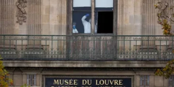 لوور میوزیم زیورات چوری کیس میں اہم پیش رفت، دو مشتبہ افراد گرفتار 33 لوور میوزیم زیورات چوری کیس میں اہم پیش رفت، دو مشتبہ افراد گرفتار