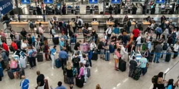 امریکہ میں سرکاری شٹ ڈاؤن کے باعث فضائی نظام درہم برہم، 8 ہزار سے زائد پروازیں تاخیر کا شکار 31 امریکہ میں سرکاری شٹ ڈاؤن کے باعث فضائی نظام درہم برہم، 8 ہزار سے زائد پروازیں تاخیر کا شکار