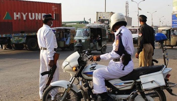 کراچی: بغیر ڈرائیونگ لائسنس گاڑی چلانے پر بھاری جرمانے عائد
