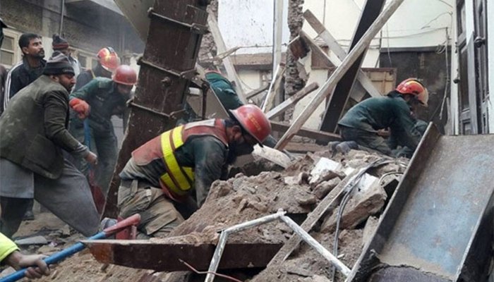 مکان کی چھت گرنے سے دو بچے جان کی بازی ہار گئے، سات افراد زخمی