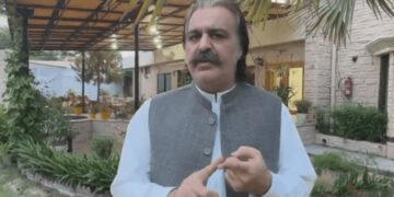 علی امین گنڈاپور وزیراعلیٰ ہاؤس سے روانہ، عملے سے الوداعی ملاقات