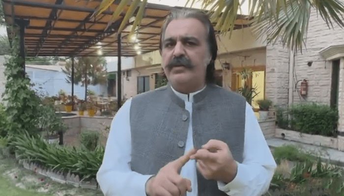 علی امین گنڈاپور وزیراعلیٰ ہاؤس سے روانہ، عملے سے الوداعی ملاقات