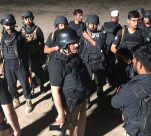 ڈی آئی خان: پولیس ٹریننگ اسکول پر حملہ، 5 دہشتگرد ہلاک، 7 اہلکار شہید 2 ڈی آئی خان: پولیس ٹریننگ اسکول پر حملہ، 5 دہشتگرد ہلاک، 7 اہلکار شہید