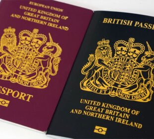 برطانیہ: بادشاہ چارلس کے شاہی نشان والے نئے پاسپورٹس جاری کرنے کا فیصلہ